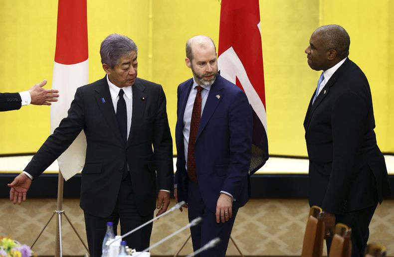 El secretario de Relaciones Exteriores de Reino Unido, David Lammy, derecha, y el secretario de Estado para los Negocios y el Comercio, Jonathan Reynolds, acompañados del ministro de Exteriores de Japón, Takeshi Iwaya, y el ministro de Economía, Comercio e Industria Yoji Muto, que no aparece en la imagen, al inicio de su reunión económica en Tokio, Japón, el viernes 7 de marzo de 2025. (Issei Kato/Pool Fotos vía AP)