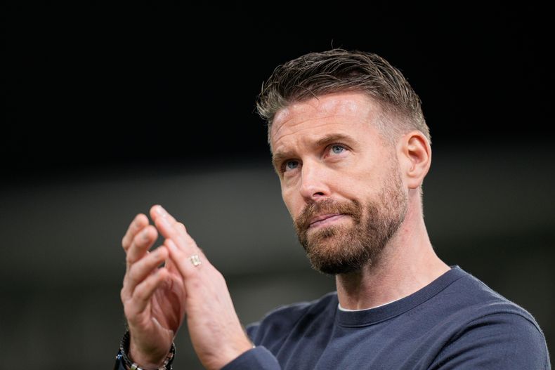 ARCHIVO - Rob Edwards, entrenador de el Luton Town, aplaude a los aficionados después del juego de fútbol de la Liga Premier inglesa entre el Luton Town y el Manchester United, en el Kenilworth Road Stadium, Luton, Inglaterra, el domingo 18 de febrero de 2024. (AP Photo/Dave Shopland, Archivo)