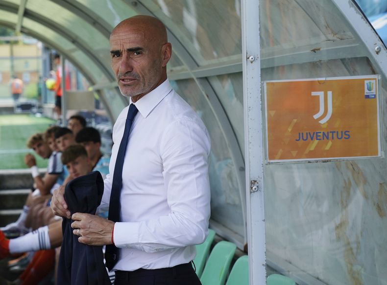 El técnico uruguayo Paolo Montero en la banca en Sassuolo, Italia, el 2 de junio de 2023. Montero, entrenador del equipo Sub19, fue designado como técnico interino del primer equipo para los últimos dos partidos de la temporada. (Spada/LaPresse vía AP)
