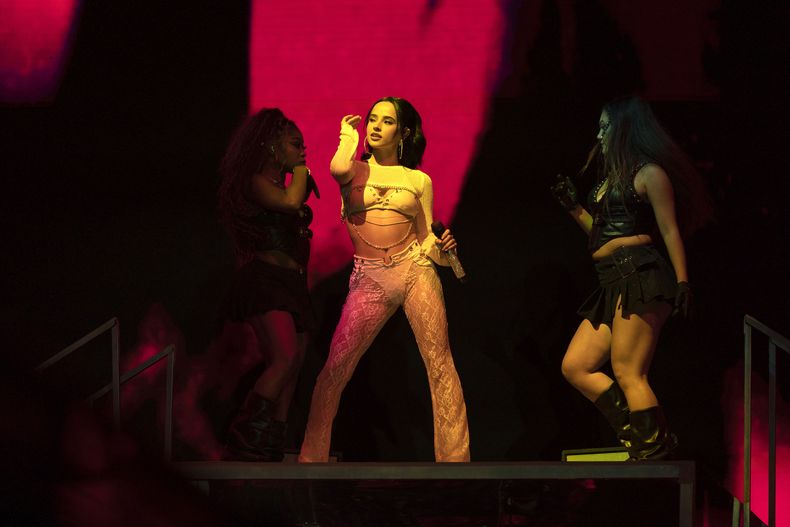 La cantante estadounidense Becky G durante su concierto en el Coca-Cola Flow Fest en la Ciudad de México el domingo 24 de noviembre de 2024. (Foto AP/Félix Márquez)
