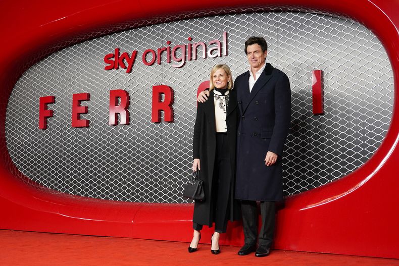 Toto Wolff (derecha) y su esposa Susie Wolff en la premiere de la película Ferrari, el lunes 4 de diciembre de 2023, en Londres. (Foto de Alberto Pezzali/Invision/AP)