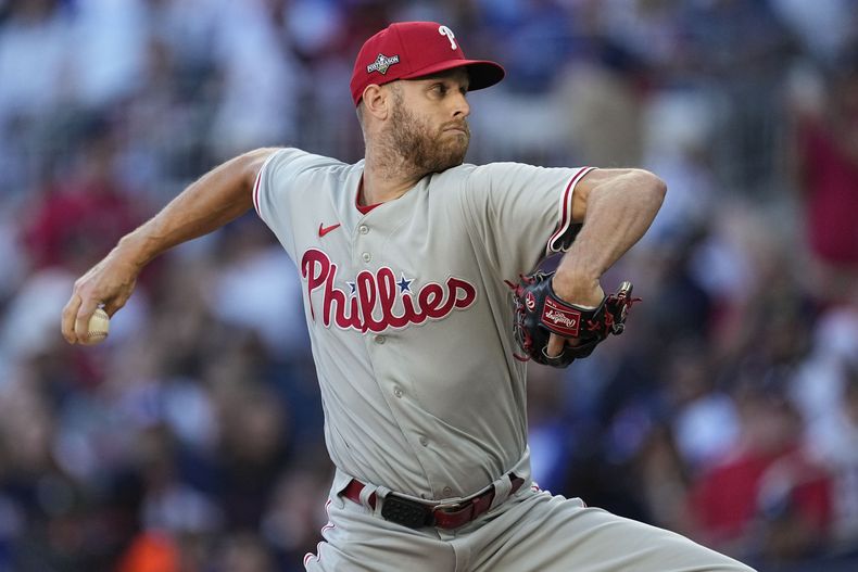 ARCHIVO - Zack Wheeler de los Filis de Filadelfia lanza ante los Bravos de Atlanta en los playoffs de la Liga Nacional, el 9 de octubre de 2023. (AP Foto/John Bazemore)