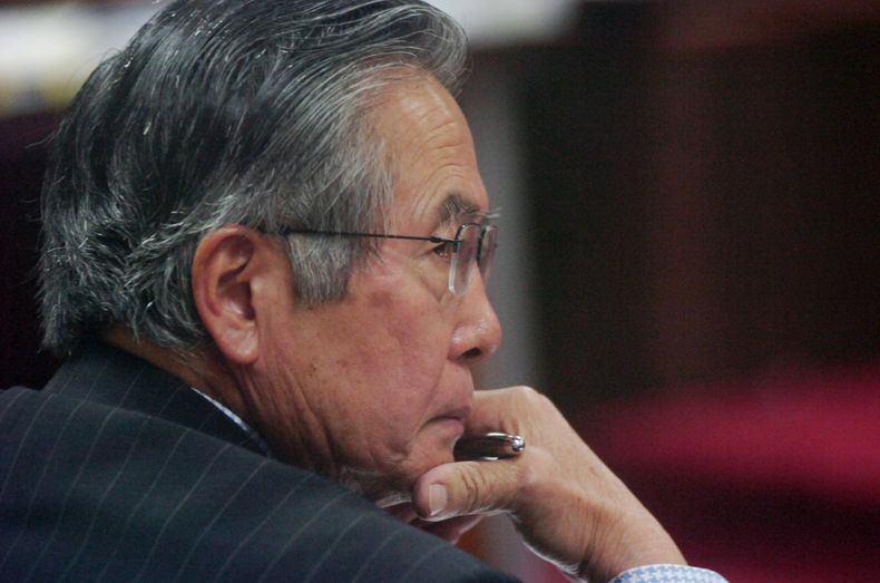 Archivo - El expresidente de Perú, Alberto Fujimori, asiste a un juicio en su contra en una base policial en Lima, en diciembre de 2007. El viernes 9 de agosto Perú promulgó una ley que elimina las sanciones por el delito de lesa humanidad durante el conflicto armado interno (1980-2000) que dejó miles de muertos y favorece al expresidente Alberto Fujimori y a cientos de militares investigados o enjuiciados por masacres y asesinatos. (AP Photo/Karel Navarro, Archivo)