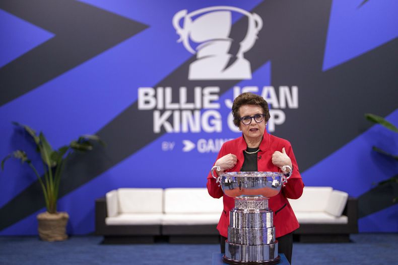 ARCHIVO - Foto del 8 de noviembre del 2023, la extenista Billie Jean King hace un gesto frente al trofeo de las finales de la copa que lleva su nombre en el Estadio La Cartuja de Sevilla. El miércoles 17 de julio del 2024, el torneo cambia de sede a Málaga para realizarse a la par de la Copa Davis. (AP Foto/Manu Fernandez, Archivo)
