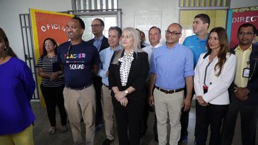 wanda vazquez realiza recorrido por escuelas