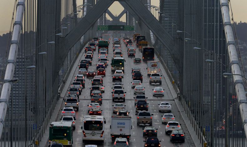 ARCHIVO – En esta foto de archivo del 10 de diciembre 2015, varios vehículos se abren paso hacia el oeste en la carretera interestatal 80 cruzando el puente entre San Francisco y la bahía de Oakland, vistos desde Treasure Island en San Francisco. (AP Foto/Ben Margot, Archivo)