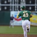 Ryan Noda, de los Atléticos de Oakland, recorre las bases luego de conectar un jonrón ante los Medias Rojas de Boston, el martes 18 de julio de 2023 (AP Foto/Godofredo A. Vásquez)