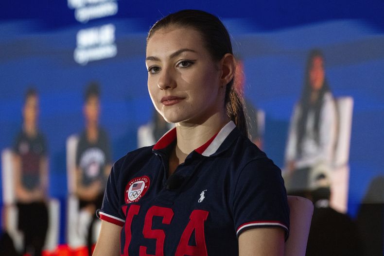La gimnasta Evita Griskenas se muestra durante una conferencia de prensa en la Cumbre de Medios del Equipo de EE. UU. el lunes 15 de abril de 2024, en Nueva York. (AP Foto/Brittainy Newman)