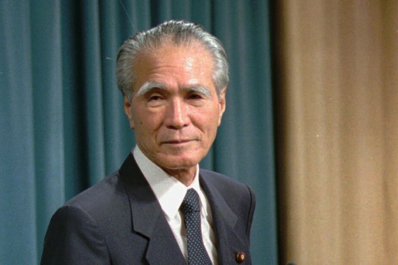 ARCHIVO - El primer ministro de Japón, Tomiichi Murayama, se presenta ante reporteros antes de una declaración sobre la guerra, en la residencia oficial del primer ministro, en Tokio, el 15 de agosto de 1995. (AP Foto/Naokazu Oinuma, archivo)