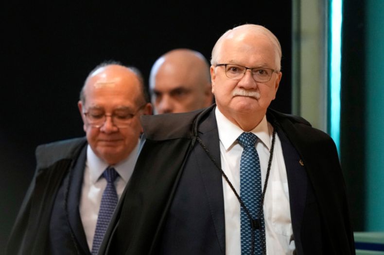 El presidente del Supremo Tribunal Federal, Edson Fachin, en primer plano, llega para presidir una sesión plenaria del tribunal, el miércoles 2 de septiembre de 2026, en Brasilia, Brasil. (AP Foto/Eraldo Peres)