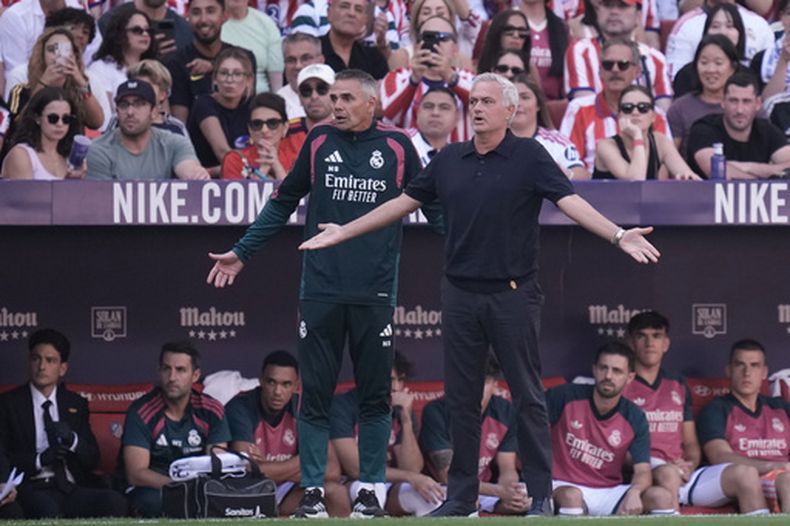 El entrenador del Real Madrid, José Mourinho (a la derecha), hace gestos durante un partido de la Liga española de fútbol entre el Atlético de Madrid y el Real Madrid en Madrid, el domingo 20 de septiembre de 2026. (Foto AP/Bernat Armangue) Real Madrids head coach Jose Mourinho, right, gestures during a Spanish La Liga soccer match between Atletico Madrid and Real Madrid in Madrid, Sunday, Sept. 20, 2026. (AP Photo/Bernat Armangue)