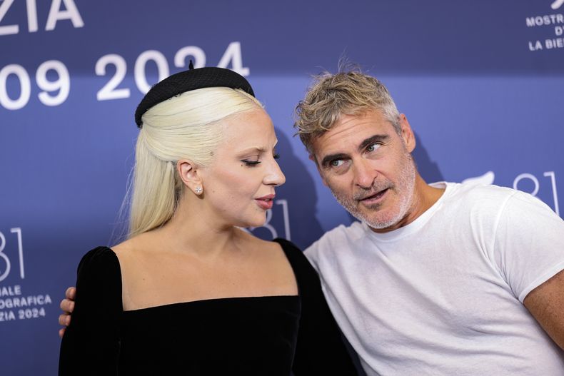 Lady Gaga, izquierda, y Joaquin Phoenix posan en la sesión fotográfica de la película Joker: Folie A Deux durante la 81ª edición del Festival de Cine de Venecia en Venecia, Italia, el miércoles 4 de septiembre de 2024. (Foto Vianney Le Caer/Invision/AP)