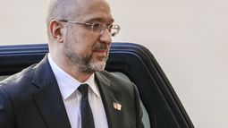 El primer ministro de Ucrania, Denys Shmyhal, llega al Vaticano para una audiencia con el papa Francisco, el jueves 27 de abril de 2023. (AP Foto/Andrew Medichini)