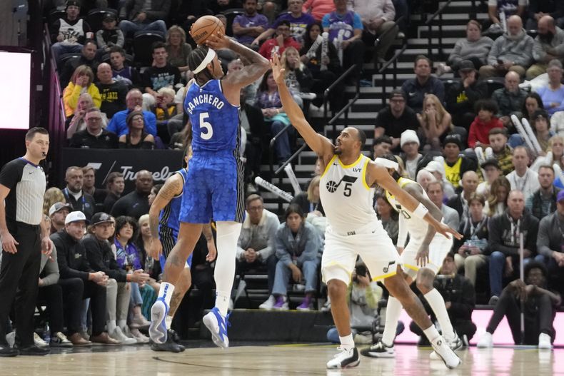 Paolo Banchero, del Magic de Orlando, intenta un triple frente a Talen Horton-Tucker, del Jazz de Utah, en el encuentro del jueves 2 de noviembre de 2023 (AP Foto/Rick Bowmer)