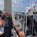 Guardia Costera de EEUU rescata con vida a joven que había quedado a la deriva en su pequeño bote frente a las costas de Florida