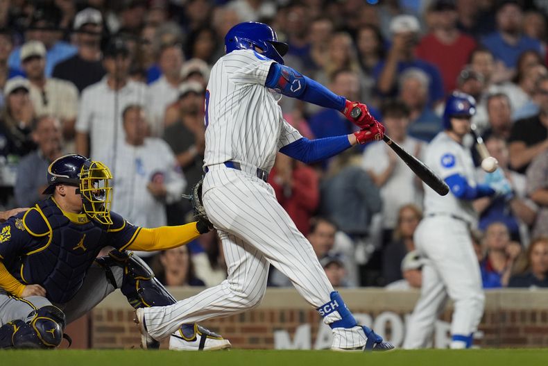 Michael Busch, de los Cachorros de Chicago, batea un doble de tres carreras ante los Cerveceros de Milwaukee, el miércoles 20 de agosto de 2025 (AP Foto/Erin Hooley)