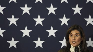 La aspirante a la candidatura republicana a la presidencia y exembajadora ante Naciones Unidas Nikki Haley habla en un acto de campaña el sábado 13 de enero de 2024 en Iowa City, Iowa. (AP Foto/Abbie Parr)