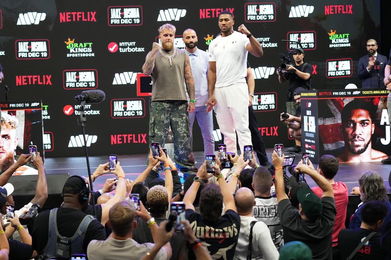 Jake Paul (izquierda) y Anthony Joshua posan durante una conferencia de prensa realizada el viernes 21 de noviembre de 2025 para promover su pelea (AP Foto/Lynne Sladky)