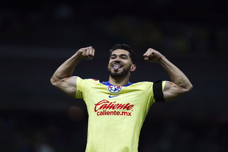 Henry Martín celebra tras anotar el segundo gol del América en la victoria 2-0 ante León en la Liga MX, el sábado 2 de diciembre de 2023, en el estadio Azteca. (AP Foto/Marco Ugarte)