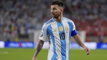 El delantero argentino Lionel Messi se apresta a ejecutar un tiro de esquina en el partido contra Chile por el Grupo A de la Copa América, el martes 25 de junio de 2024, en East Rutherford, Nueva Jersey. (AP Foto/Julia Nikhinson)