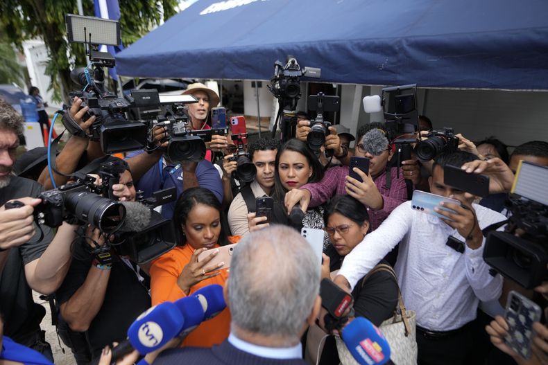 Periodistas conversan con el diputado panameño Luis Eduardo Camacho frente a la embajada de Nicaragua, donde el expresidente panameño Ricardo Martinelli ha permanecido refugiado durante más de un año para evitar su arresto en la Ciudad de Panamá, el lunes 31 de marzo de 2025. (Foto AP/Matías Delacroix)