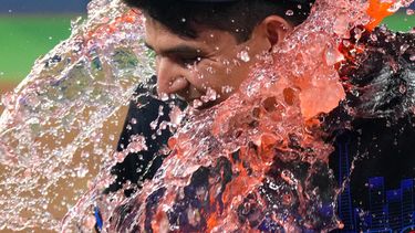 El mexicano Luis Urías, de los Azulejos de Toronto, es empapado con bebida energizante tras el triunfo sobre los Cardenales de San Luis, el viernes 31 de julio de 2026 (Chris Young/The Canadian Press via AP)