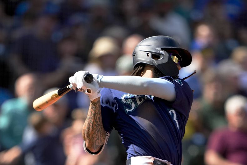 J.P. Crawford, de los Marineros de Seattle, conecta un sencillo ante los Atléticos de Oakland, en el séptimo inning del juego del miércoles 30 de agosto de 2023 (AP Foto/Lindsey Wasson)