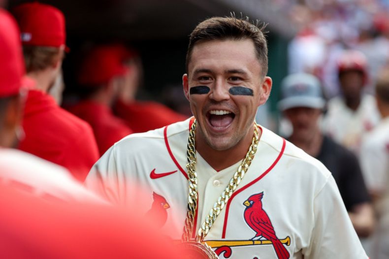 Lars Nootbaar, de los Cardenales de San Luis, celebra en la caseta con sus compañeros después de batear un cuadrangular de tres carreras durante la primera entrada del juego de béisbol contra los Bravos de Atlanta, el sábado 11 de julio de 2026, en San Luis. (AP Foto/Scott Kane)