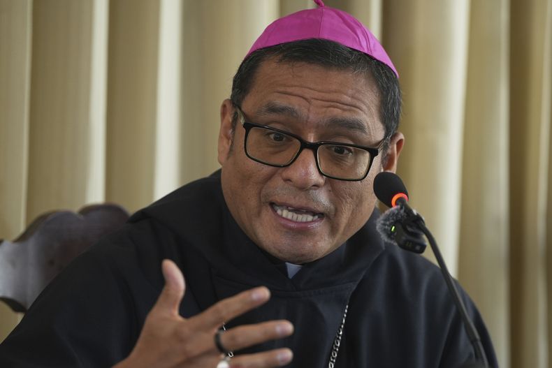 El obispo de Chiclayo, Edinson Farfán, en una conferencia de prensa sobre el nuevo papa León XIV en Chiclayo, Perú, el viernes 9 de mayo de 2025. (AP Foto/Guadalupe Pardo)