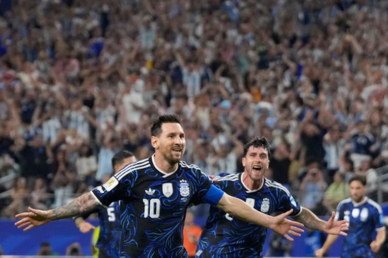 Lionel Messi celebra tras anotar el tercer gol de Argentina en la victoria 3-1 ante Jordania en el Grupo J del Mundial, el sábado 27 de junio de 2026, en Arlington, Texas. (AP Foto/Tony Gutiérrez)