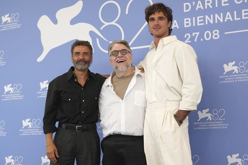 Oscar Isaac, de izquierda a derecha, el director Guillermo del Toro y Jacob Elordi posan en la sesión fotográfica de la película Frankenstein durante la 82a edición del Festival de Cine de Venecia en Venecia, Italia, el sábado 30 de agosto de 2025. (Foto Alessandra Tarantino/Invision/AP)