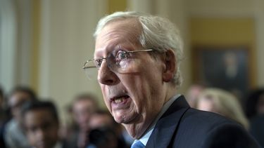 El líder republicano en el Senado Mitch McConnell habla con la prensa sobre el apoyo para Israel luego de una reunión a puerta cerrada en el Capitolio, el martes 31 de octubre de 2023, en Washington. (AP Foto/J. Scott Applewhite)
