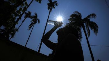 Una persona trata de protegerse del calor echándose agua en la cara en Guwahati, India, el 25 de mayo del 2024.. (Foto AP/Anupam Nath)