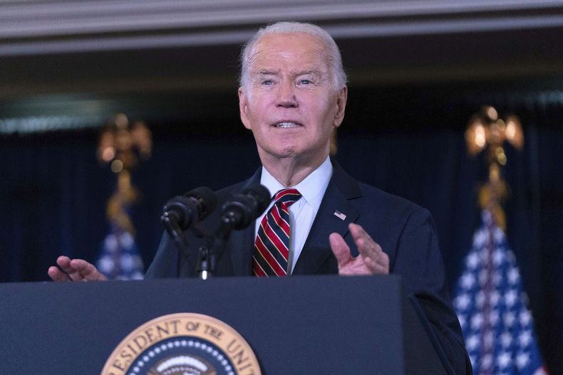 El presidente Joe Biden toma la palabra durante la recepción navideña del Comité Nacional Demócrata, en el Hotel Willard de Washington, el domingo 15 de diciembre de 2024. (AP Foto/Jose Luis Magana)