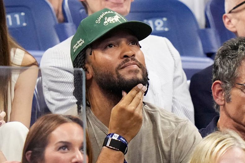 Jalen Brunson de los Knicks de Nueva York presencia la semifinal del US Open entre Ben Shelton y Frances Tiafoe, el viernes 11 de septiembre de 2026, en Nueva York. (AP Foto/Frank Franklin II)