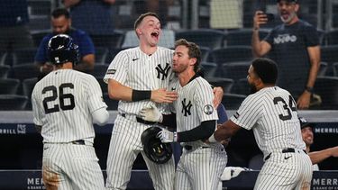 Ryan McMahon (centro), de los Yankees de Nueva York, festeja con sus compañeros, el boricua Heliot Ramos (derecha), Ben Rice (2do de izquierda a derecha) y Luis García Jr., tras la victoria ante los Bravos de Atlanta el sábado 8 de agosto de 2026 (AP Foto/Frank Franklin II)