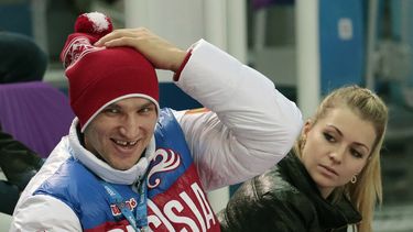 americateve | La tenista Mar&iacute;a Kirilenko y Alexander Ovechkin, astro del h&oacute;ckey sobre hielo, fotografiados durante la competencia ol&iacute;mpica de patinaje en Sochi, Rusia, el 11 de febrero del 2014. Kirilenko anunci&oacute; que los dos hab&iacute;a rot