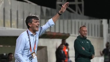 ARCHIVO - El entrenador Pacheta, de Villarreal, de instrucciones a sus jugadores durante el partido del Grupo F de la Liga de Europa entre Maccabi Haifa y Villarreal, en el estadio AEK arena, en Larnaca, Chipre, el 9 de noviembre de 2023. Villarreal cesó a su segundo entrenador esta temporada después de anunciar la salida de José Pacheta Rojo el viernes 9 de noviembre de 2023. (AP Foto/Petros Karadjias, Archivo)
