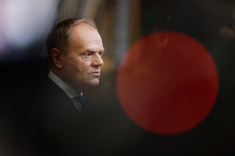 ARCHIVO - El primer ministro polaco Donald Tusk habla con los medios de comunicación a su llegada a la cumbre de la UE en Bruselas, el 22 de enero de 2026. (Foto AP/Geert Vanden Wijngaert, archivo)