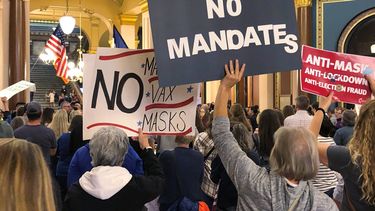 12 estados demandan a gobierno de biden por exigir vacunas