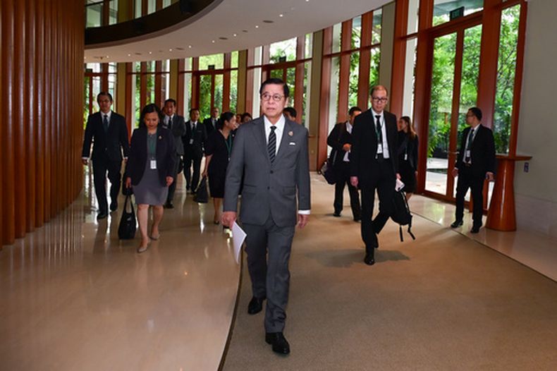 El ministro tailandés de Exteriores Sihasak Phuangketkeow, en el centro, se prepara para asistir a la primera reunión de una comisión de conciliación entre Tailandia y Camboya dentro de la Convención de Naciones Unidas de la Ley del Mar, en Singapur el martes el 15 de septiembre de 2026. (Ministerio tailandés de Exteriores via AP)