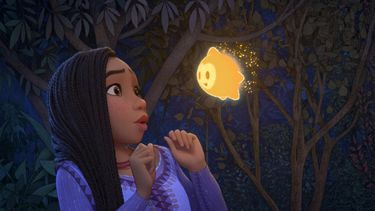 En esta imagen proporcionada por Disney, Asha, con la voz de Ariana DeBose, en una escena de la película animada Wish. (Disney vía AP)