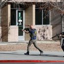 Agentes de las fuerzas de seguridad ingresan a un edificio de la Universidad de Nevada campus Las Vegas luego de recibir reportes de un tirador activo, el miércoles 6 de diciembre de 2023, en Las Vegas. (Steve Marcus/Las Vegas Sun vía AP)