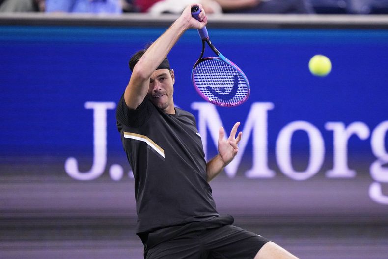 El local Taylor Fritz devuelve un tiro del suizo Jerome Kym en el Abierto de Estados Unidos, el viernes 29 de agosto de 2025 (AP Foto/Frank Franklin II)