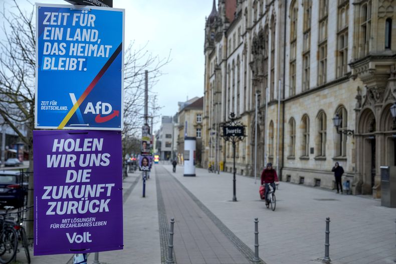 Un cartel electoral del partido alemán de ultraderecha y antiinmigrante Alternativa por Alemania (AfD), con el mensaje es hora de un país que sigue siendo un país natal en una calle en Magdeburgo, Alemania, el viernes 7 de febrero de 2025. (AP Foto/Ebrahim Noroozi)