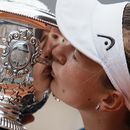 ARCHIVO - Foto del 12 de junio del 2021, la checa Barbora Krejcikova le da un beso al trofeo del Abierto de Francia tras vencer a la rusa Anastasia Pavlyuchenkova en la final del Abierto de Francia. El viernes 12 de mayo del 2023, los organizadores anuncian que los premios regresarán a la cifra del 2019 de 2,5 millones de dólares para los campeones y una bolsa histórica de 54 millones de dólares. (AP Foto/Thibault Camus)