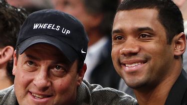 americateve | El quarterback de los Seahawks de Seattle, Russell Wilson, derecha, posa para una foto en un partido de la NBA entre los Mavericks de Dallas y Knicks de Nueva York el lunes, 24 de febrero de 2014, en Nueva York. (AP Photo/Jason DeCrow)