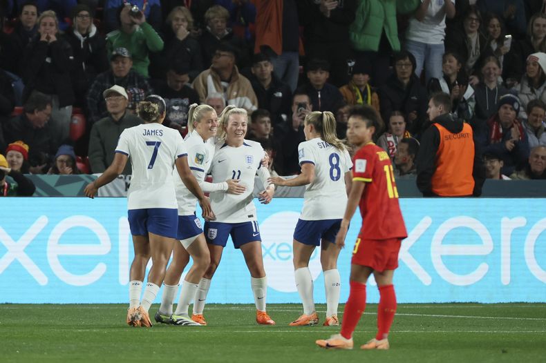 Lauren Hemp (centro) celebra con sus compañeras tras anotar un gol en la victoria 6-1 ante China en el Mundial femenino, el martes 1 de agosto de 2023, en Adelaida, Australia. (AP Foto/James Elsby)