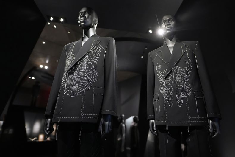 Diseños de Ib Kamara para Off-White se exhiben en la exposición del Instituto del Vestido del Museo Metropolitano de Arte, Superfine: Tailoring Black Style, el sábado 3 de mayo de 2025, en Nueva York. (Foto Charles Sykes/Invision/AP)