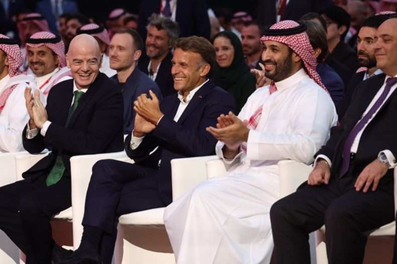 El presidente de la FIFA Gianni Infantino (izquierda), el presidente de Francia Emmanuel Macron y el príncipe de Arabia Saudí Mohammed bin Salman durante la ceremonia de clausura de la Copa del Mundo de Esports en el Grand Palais de París, el domingo 23 de agosto de 2026. (Teresa Suárez/Pool Foto vía AP)